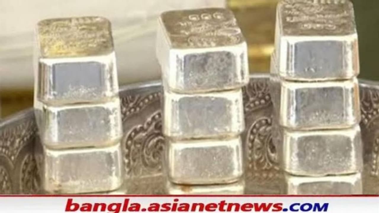 Crime সীমান্তে কয়েক লক্ষ টাকার রুপোর বাট পাচারের পর্দা ফাঁস, BSF র জালে পাচারকারী Crime সীমান্তে কয়েক লক্ষ টাকার রুপোর বাট পাচারের পর্দা ফাঁস, BSF র জালে পাচারকারী