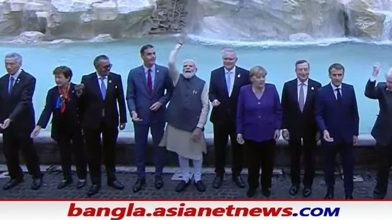 Video: ট্রেভির জলে কয়েন ছুঁড়ে দিলেন প্রধানমন্ত্রী মোদী, জানেন কী হয় ঝরনায় পয়সা পড়লে Video: ট্রেভির জলে কয়েন ছুঁড়ে দিলেন প্রধানমন্ত্রী মোদী, জানেন কী হয় ঝরনায় পয়সা পড়লে