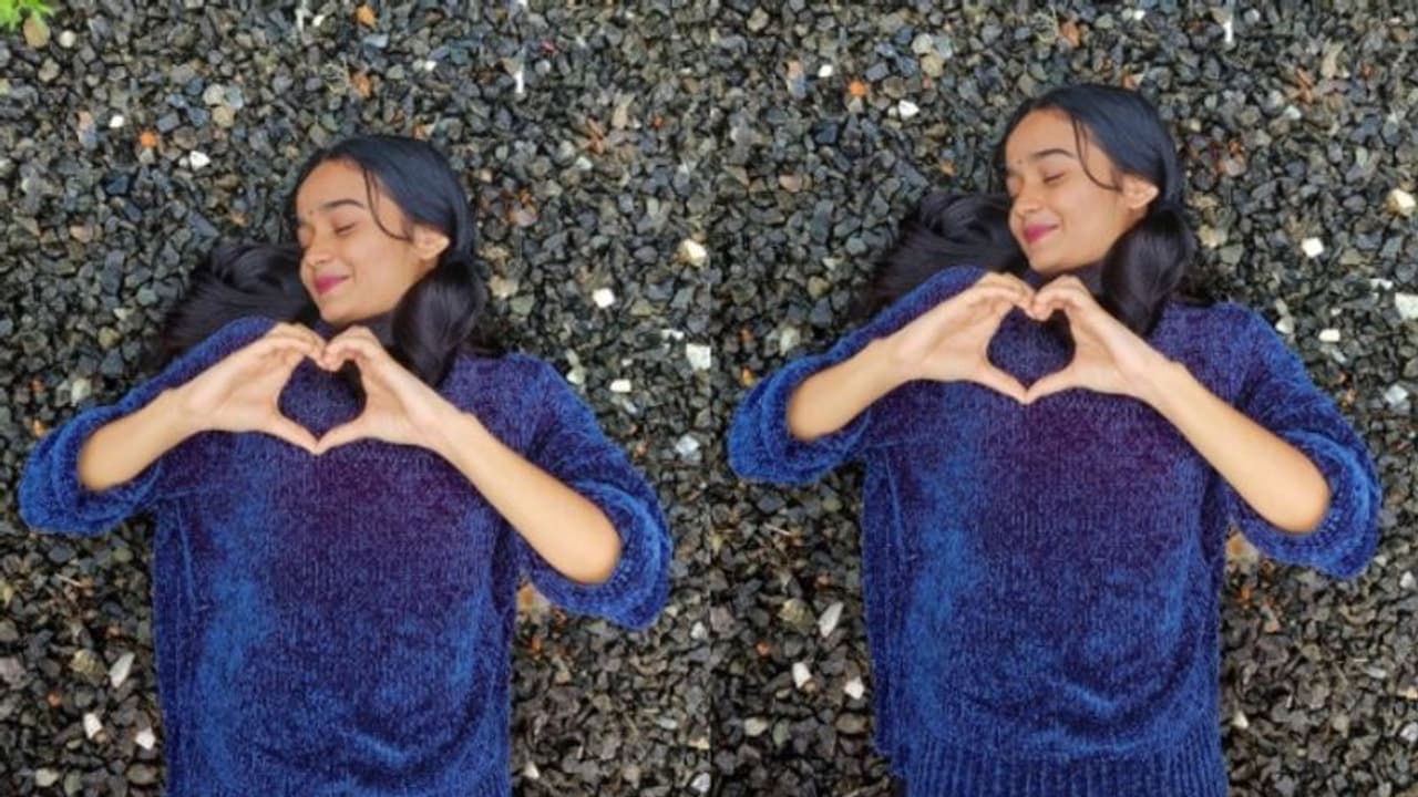 ഇത് പുതിയ സ്റ്റൈല്, ഫോട്ടോ പങ്കുവെച്ച് മീനാക്ഷി ഇത് പുതിയ സ്റ്റൈല്, ഫോട്ടോ പങ്കുവെച്ച് മീനാക്ഷി