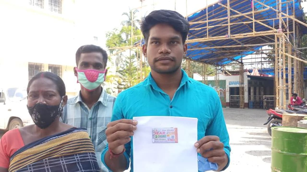 Lottery মাত্র ৩০ টাকাতেই ফিরল ভাগ্য, রাজমিস্ত্রি থেকে কোটিপতি যুবক