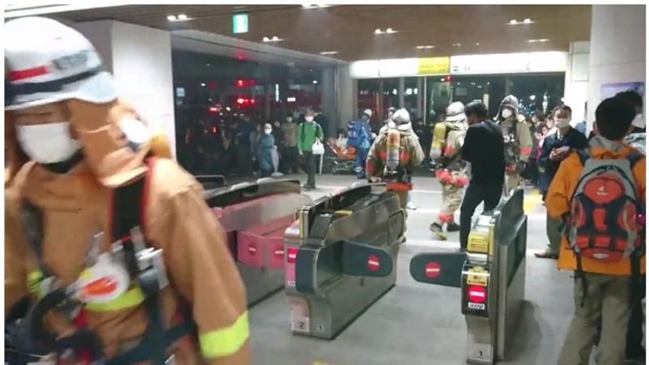 ప్రయాణికులను కత్తితో బెదిరిస్తూ ట్రైన్కు నిప్పు.. కిటికీల్లో నుంచి జనాలు బయటకు.. ప్రయాణికులను కత్తితో బెదిరిస్తూ ట్రైన్కు నిప్పు.. కిటికీల్లో నుంచి జనాలు బయటకు..