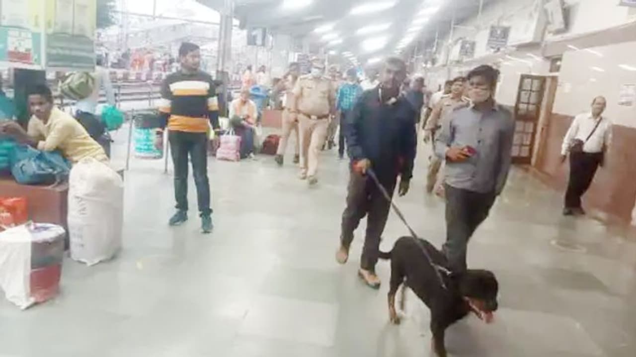 सावधान: UP के 46 रेलवे स्टेशनों को उड़ाने की आंतकी संगठन ने दी धमकी, चप्पे चप्पे पर तैनात पुलिस फोर्स सावधान: UP के 46 रेलवे स्टेशनों को उड़ाने की आंतकी संगठन ने दी धमकी, चप्पे चप्पे पर तैनात पुलिस फोर्स