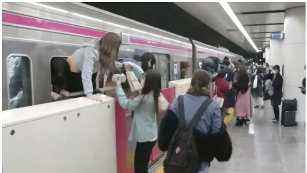 ജോക്കര് വേഷത്തിലെത്തിയ യുവാവ് ട്രെയിനിന് തീവെച്ചു, യാത്രക്കാരെ ആക്രമിച്ചു ജോക്കര് വേഷത്തിലെത്തിയ യുവാവ് ട്രെയിനിന് തീവെച്ചു, യാത്രക്കാരെ ആക്രമിച്ചു