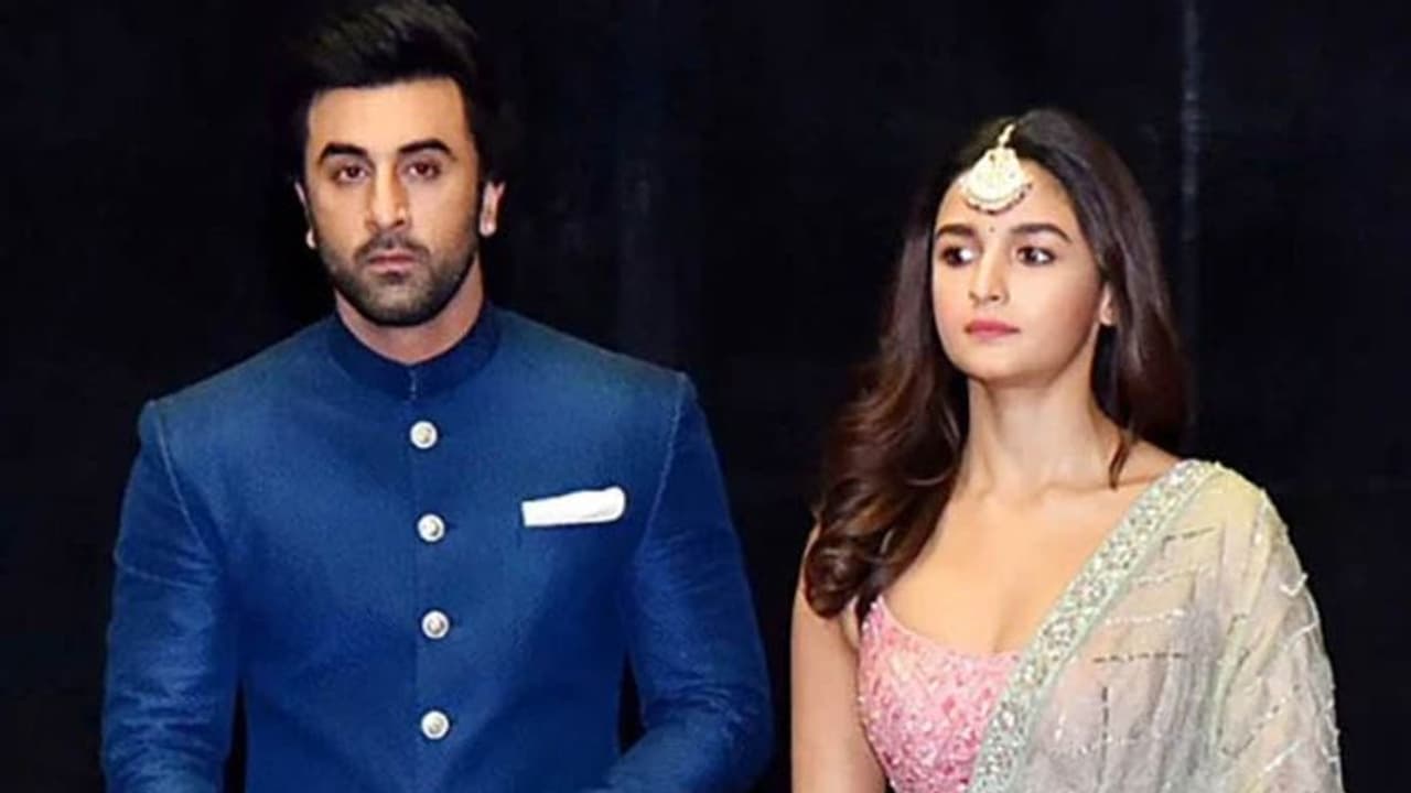 Ranbir Alia Wedding : तो क्या इन वजहों के चलते इस साल कपूर खानदान की बहू नहीं बनेंगी आलिया भट्ट Ranbir Alia Wedding : तो क्या इन वजहों के चलते इस साल कपूर खानदान की बहू नहीं बनेंगी आलिया भट्ट