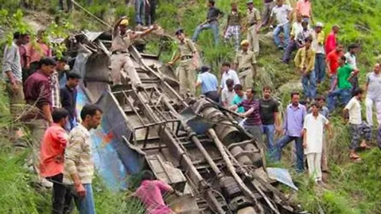 ஆண்டவா..300 அடி பள்ளத்தில் தலைகுப்புற கவிழ்ந்த வேன். ரத்தக்களரியான ஆன்மீக பூமி. தலையில் அடித்து கதறிய முதல்வர் ஆண்டவா..300 அடி பள்ளத்தில் தலைகுப்புற கவிழ்ந்த வேன். ரத்தக்களரியான ஆன்மீக பூமி. தலையில் அடித்து கதறிய முதல்வர்