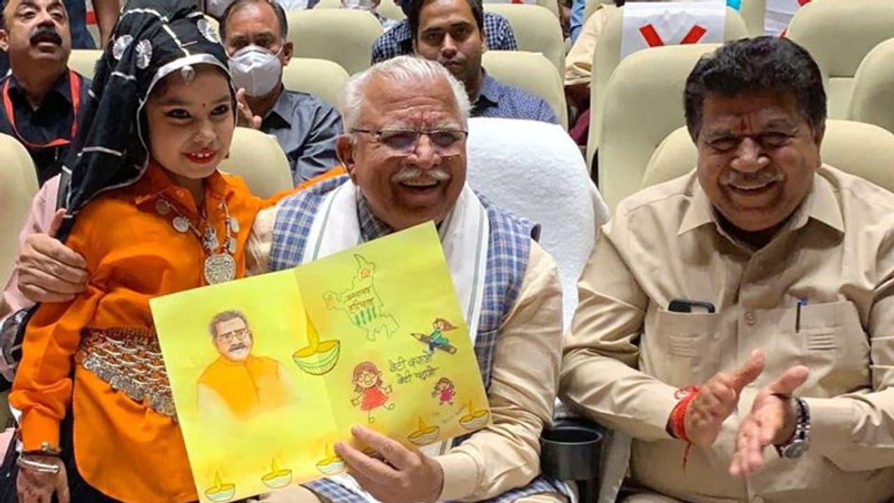 जब गदगद हो गए CM खट्टर और बच्ची को लगा लिया गले, इन बच्चों के साथ गाना गाकर भाव विभोर भी हुए, जानिए पूरा मामला