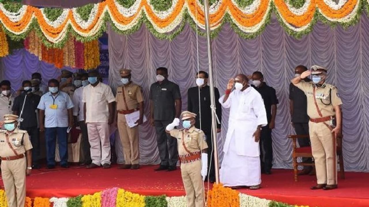 கலைக்கட்டியது புதுச்சேரி விடுதலை நாள்… கொடியேற்றினார் முதல்வர் ரங்கசாமி!! கலைக்கட்டியது புதுச்சேரி விடுதலை நாள்… கொடியேற்றினார் முதல்வர் ரங்கசாமி!!