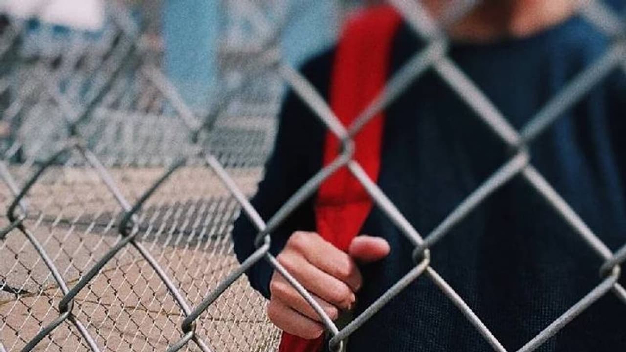 വിദ്യാർത്ഥിയെ കെട്ടിടത്തിൽ നിന്നും താഴേക്ക് തലകീഴായി തൂക്കിപ്പിടിച്ചു, പ്രിൻസിപ്പൽ അറസ്റ്റിൽ