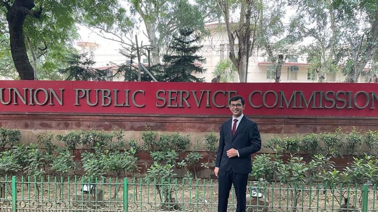 UPSC Success Story: ऑप्शनल में कम आए मार्क्स फिर भी बनाया मुकाम, पढ़ें IPS बनने वाले वैभव जिंदल की कहानी UPSC Success Story: ऑप्शनल में कम आए मार्क्स फिर भी बनाया मुकाम, पढ़ें IPS बनने वाले वैभव जिंदल की कहानी