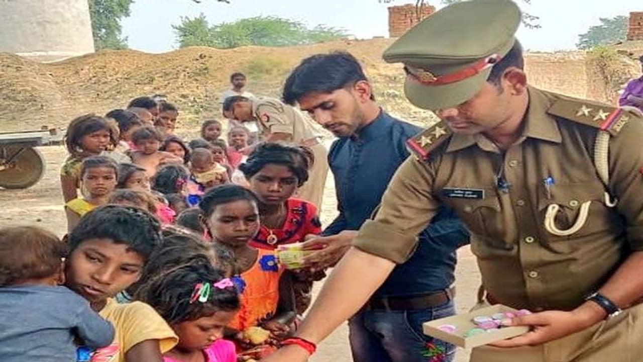 Diwali 2021: इस दिवाली खुशियां बांटेगी यूपी पुलिस, अनाथ बच्चों के साथ जश्न मनाते दिखेंगे बड़े अफसर Diwali 2021: इस दिवाली खुशियां बांटेगी यूपी पुलिस, अनाथ बच्चों के साथ जश्न मनाते दिखेंगे बड़े अफसर