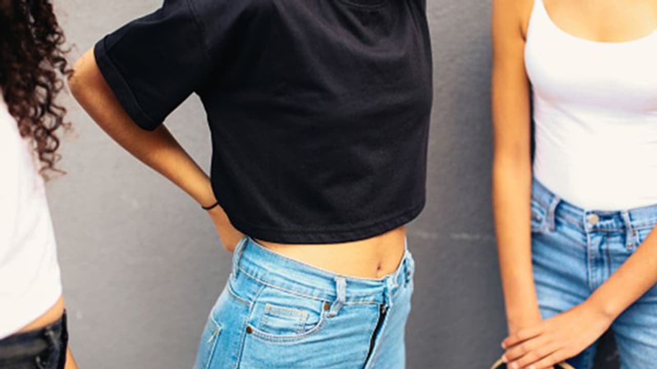 जींस पहनने पर लड़की को भीड़ में किया गया बेइज्जत, कहा ऐसा फैशन तो मेरी बहू को भी बिगाड़ देगा