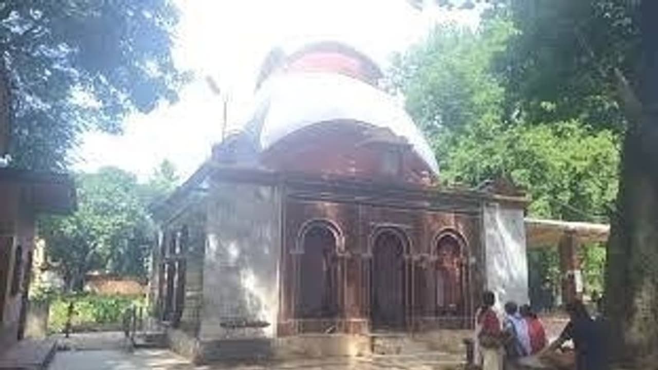 Kali Puja 2021 নির্দেশ দিয়েছিলেন বামাক্ষ্যাপা, ৩০০ বছর ধরে পশ্চিমমুখে বসিয়ে মা কালীর পুজো হয় বড়ঞায়