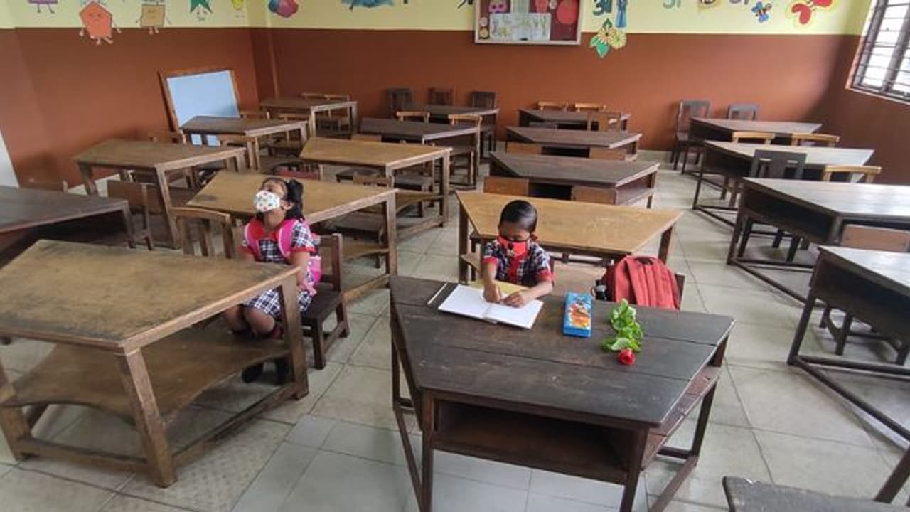 Gujrat में खत्म हुआ बच्चों का इंतजार,डेढ़ साल बाद सोमवार से खुलेंगे 5वीं तक क्लास, पैरेंट्स की अनुमति अनिवार्य