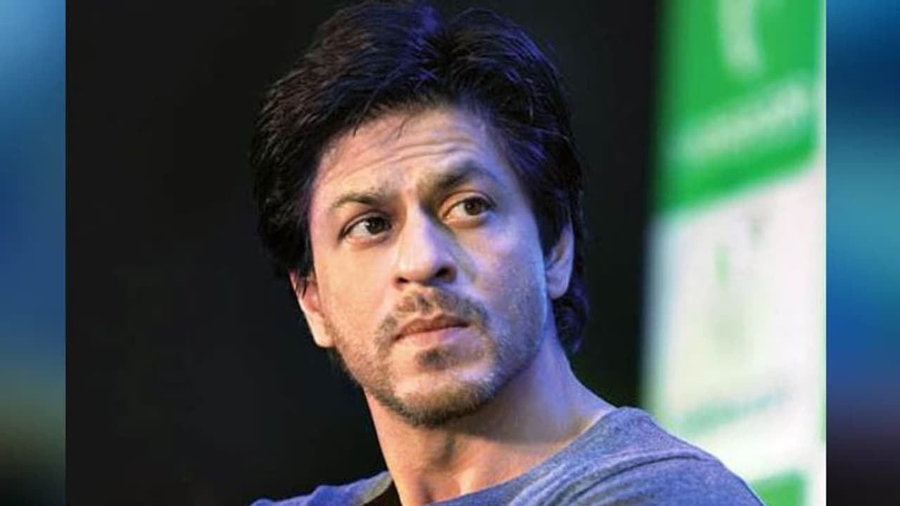 Shahrukh Khan : ছাতায় মুখ ঢেকে এয়ারপোর্ট থেকে কেন বেরোলেন শাহরুখ, বাড়ছে জল্পনা Shahrukh Khan : ছাতায় মুখ ঢেকে এয়ারপোর্ট থেকে কেন বেরোলেন শাহরুখ, বাড়ছে জল্পনা