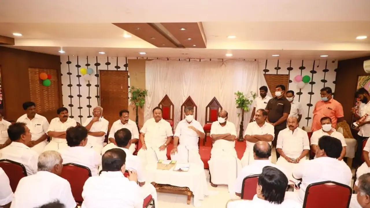 அதிமுகவில் ஒற்றை தலைமை..! ஓபிஎஸ் உடன் அவசர ஆலோசனை நடத்திய முன்னாள் அமைச்சர்கள் அதிமுகவில் ஒற்றை தலைமை..! ஓபிஎஸ் உடன் அவசர ஆலோசனை நடத்திய முன்னாள் அமைச்சர்கள்