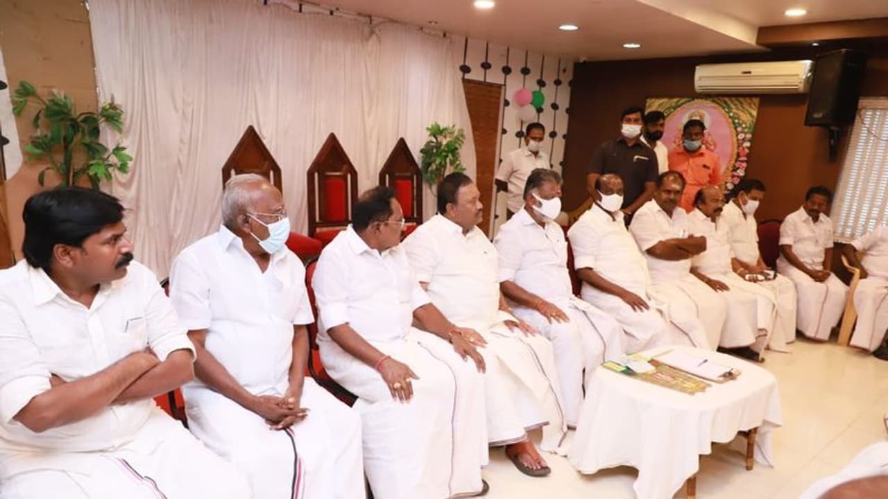 ADMK அதிமுக சட்ட விதிகளில் அதிரடி மாற்றம்... பாமக கற்றுக்கொடுத்த பாடம்... வீடியோவா போடுறீங்க..? ADMK அதிமுக சட்ட விதிகளில் அதிரடி மாற்றம்... பாமக கற்றுக்கொடுத்த பாடம்... வீடியோவா போடுறீங்க..?