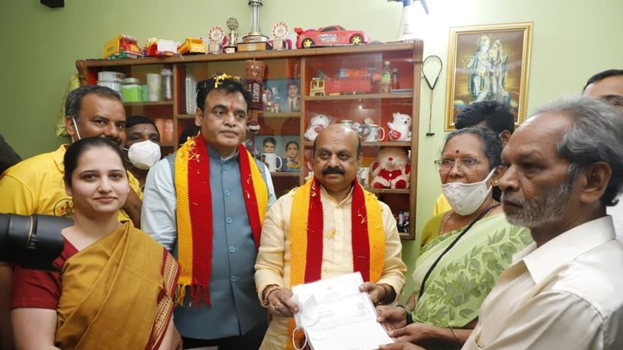 `ಜನಸೇವಕ’ ಯೋಜನೆಗೆ ಸಿಎಂ ಚಾಲನೆ: ನಿಮ್ ಮನೆ ಬಾಗಿಲಿಗೆ ಇವೆಲ್ಲಾ ಸೌಲಭ್ಯಗಳು ಬರ್ತವೆ! `ಜನಸೇವಕ’ ಯೋಜನೆಗೆ ಸಿಎಂ ಚಾಲನೆ: ನಿಮ್ ಮನೆ ಬಾಗಿಲಿಗೆ ಇವೆಲ್ಲಾ ಸೌಲಭ್ಯಗಳು ಬರ್ತವೆ!