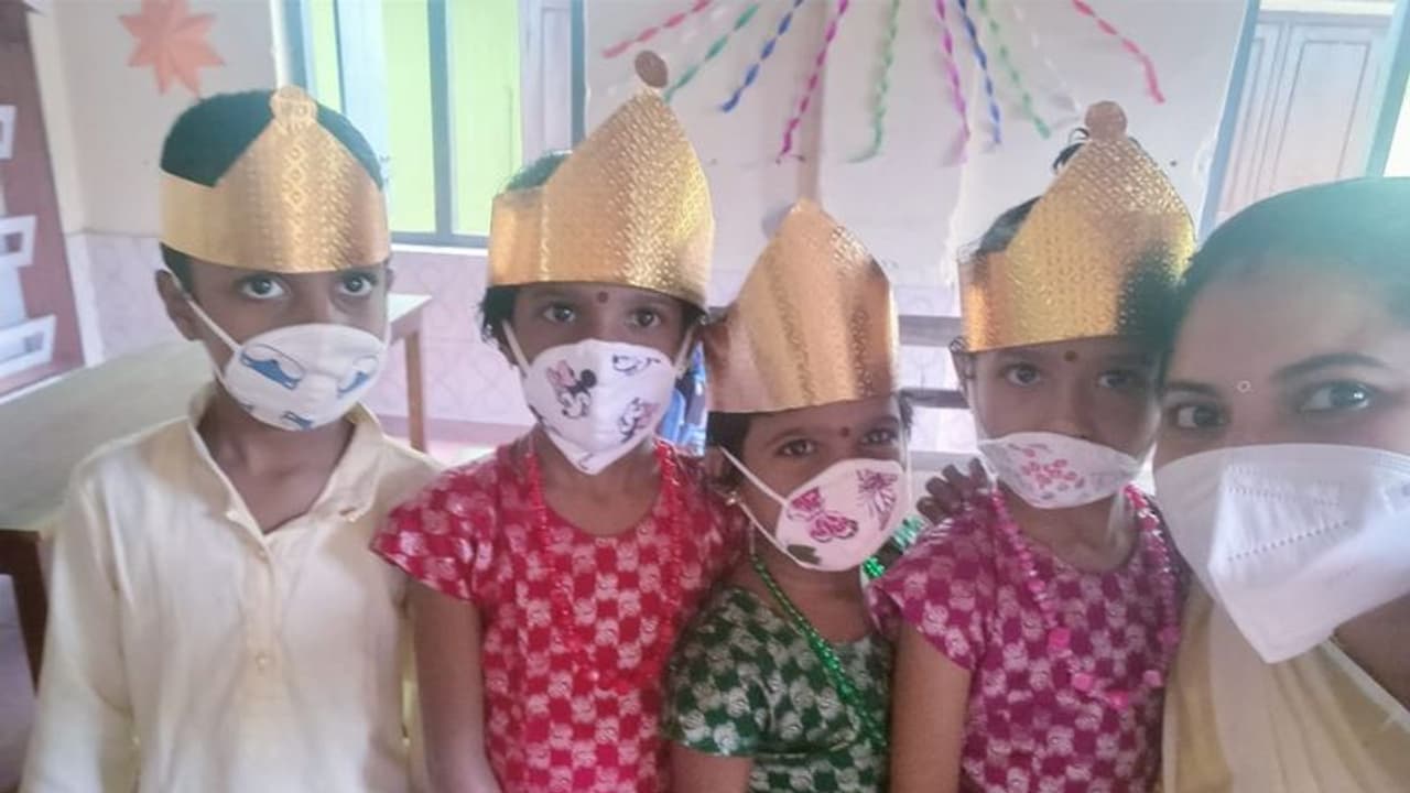 നാൽവർ സംഘമെത്തി താരപരിവേഷമില്ലാതെ നാൽവർ സംഘമെത്തി താരപരിവേഷമില്ലാതെ