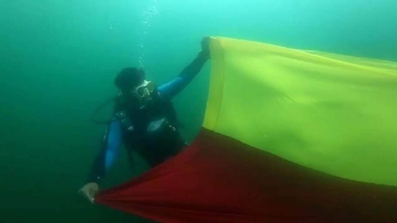 ಸಮುದ್ರದಾಳದಲ್ಲಿ ಮೊದಲ ಸಲ ಕನ್ನಡ ಧ್ವಜಾರೋಹಣ!