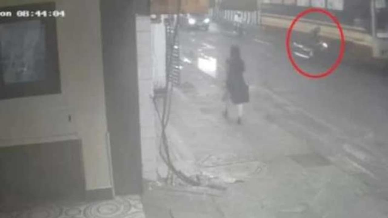 ஐ.டி. ஊழியருக்கு எமனாக மாறிய பள்ளம்.. அரசு பேருந்து சக்கரத்தில் சிக்கி தலைநசுங்கி உயிரிழந்த பரிதாபம்..! ஐ.டி. ஊழியருக்கு எமனாக மாறிய பள்ளம்.. அரசு பேருந்து சக்கரத்தில் சிக்கி தலைநசுங்கி உயிரிழந்த பரிதாபம்..!