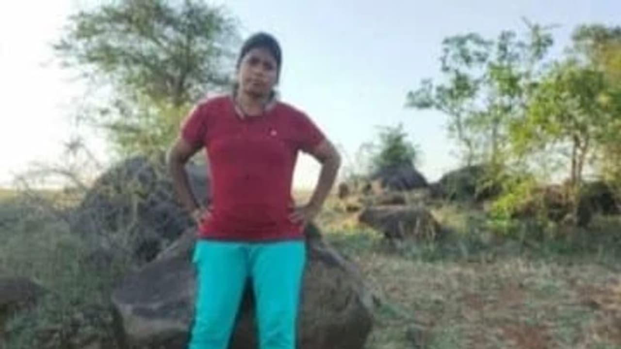 அடாத மழையில் இடையறாத காவல் பணி.. மரம் விழுந்து மாண்டுபோன போலீஸ் கவிதா.. முதல்வர் 10 லட்சம் நிவாரணம். அடாத மழையில் இடையறாத காவல் பணி.. மரம் விழுந்து மாண்டுபோன போலீஸ் கவிதா.. முதல்வர் 10 லட்சம் நிவாரணம்.