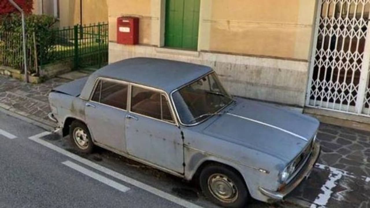 47 വർഷമായി നഗരത്തിൽ പാർക്ക് ചെയ്ത് ഒരു കാർ, ഒടുവിൽ സ്മാരകമാക്കി മാറ്റാൻ അധികൃതർ 47 വർഷമായി നഗരത്തിൽ പാർക്ക് ചെയ്ത് ഒരു കാർ, ഒടുവിൽ സ്മാരകമാക്കി മാറ്റാൻ അധികൃതർ