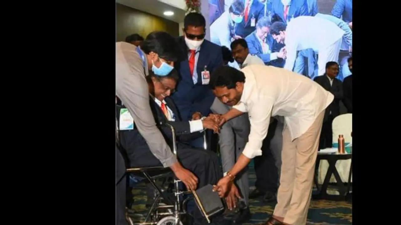 కత్తి పద్మారావు వీల్ చైర్ సరిచేసిన సీఎం జగన్.. వీడియో వైరల్..! కత్తి పద్మారావు వీల్ చైర్ సరిచేసిన సీఎం జగన్.. వీడియో వైరల్..!