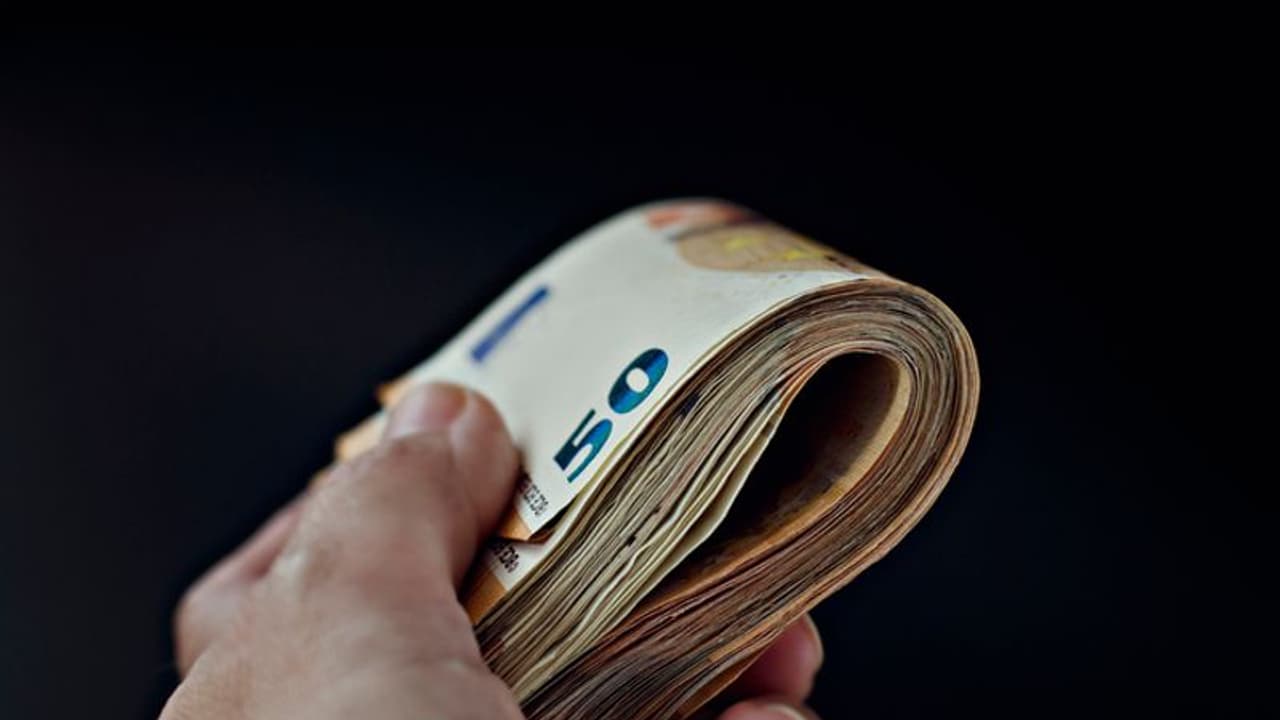 Vastu Tips: জলের মতো খরচ হচ্ছে টাকা, খরচ কমাতে মেনে চলুন বাস্তু টোটকা Vastu Tips: জলের মতো খরচ হচ্ছে টাকা, খরচ কমাতে মেনে চলুন বাস্তু টোটকা