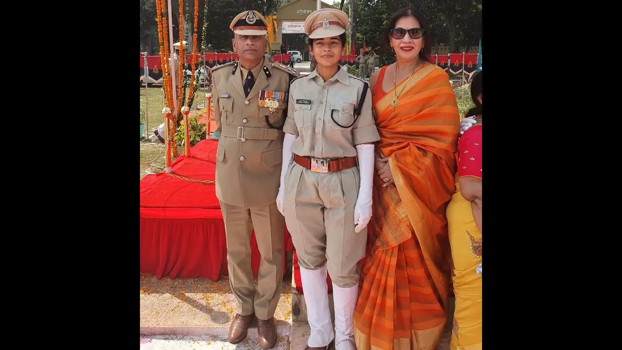 यूपी की इस महिला पुलिस अफसर की यह फोटो शेयर कर रहे युवा, क्या है इस तस्वीर की सच्चाई? यूपी की इस महिला पुलिस अफसर की यह फोटो शेयर कर रहे युवा, क्या है इस तस्वीर की सच्चाई?