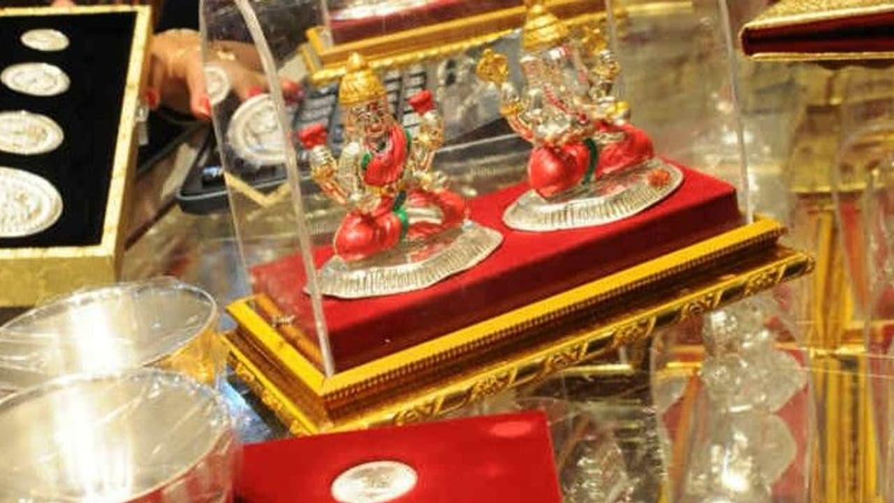 Dhanteras 2021: রাশি মেনে এই জিনিস কিনুন, জেনে নিন ধনতেরাসের শুভ সময় কী কেনা ভালো