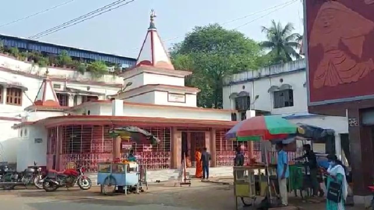 Kalipuja 2021 ধুপধুনোর গন্ধে মা কালীকে অনুভব, বয়রা গাছের নীচে শুরু হল কালীপুজো Kalipuja 2021 ধুপধুনোর গন্ধে মা কালীকে অনুভব, বয়রা গাছের নীচে শুরু হল কালীপুজো