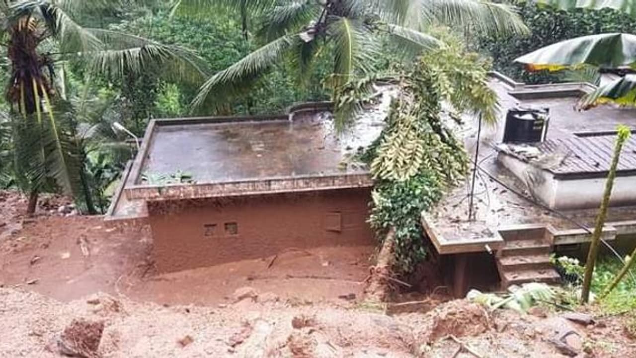 കനത്ത മഴ: കോഴിക്കോട്ട് രണ്ടിടത്ത് മലയിടിച്ചിൽ, പലയിടത്തും ഗതാഗതം തടസ്സപ്പെട്ടു കനത്ത മഴ: കോഴിക്കോട്ട് രണ്ടിടത്ത് മലയിടിച്ചിൽ, പലയിടത്തും ഗതാഗതം തടസ്സപ്പെട്ടു