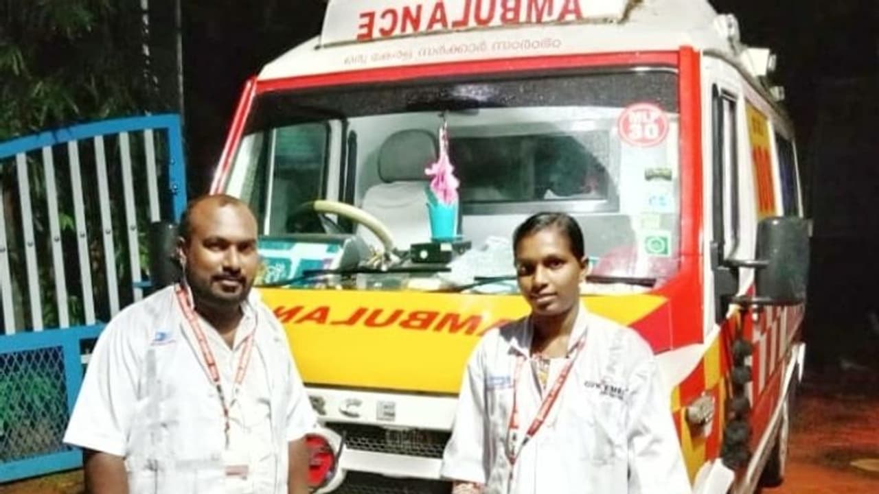 ആശുപത്രിയിലേക്കുള്ള യാത്രാമധ്യേ കനിവ് 108 ആംബുലൻസിനുള്ളിൽ യുവതിക്ക് സുഖ പ്രസവം