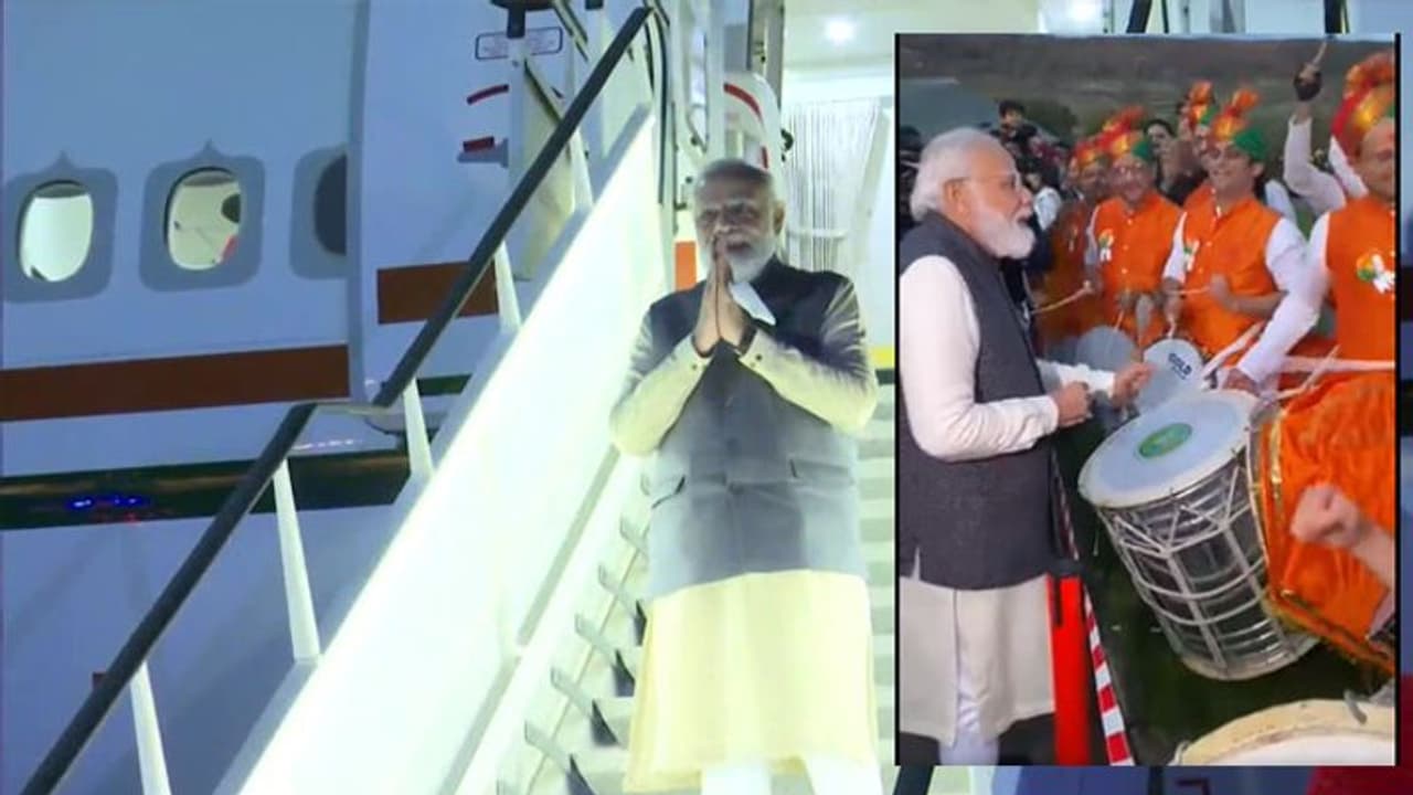 COP26 summit: दुनिया को प्रकृति के 'कोप' से बचाने एक सूर्य, एक विश्व और एक ग्रिड का 'गुरु मंत्र' देकर लौटे PM COP26 summit: दुनिया को प्रकृति के 'कोप' से बचाने एक सूर्य, एक विश्व और एक ग्रिड का 'गुरु मंत्र' देकर लौटे PM