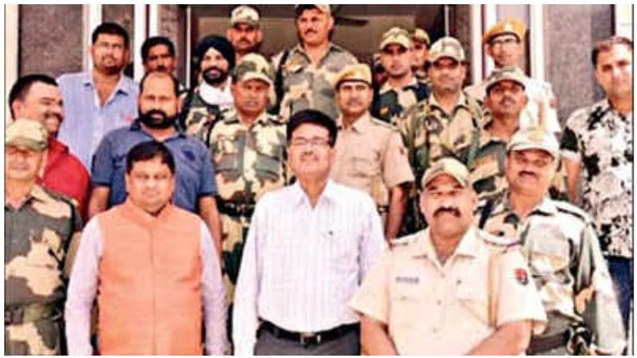 மாவட்ட ஆட்சியருக்கு ஒரு மாதம் சிறைத் தண்டனை... நீதிமன்றம் அதிரடி உத்தரவு..! மாவட்ட ஆட்சியருக்கு ஒரு மாதம் சிறைத் தண்டனை... நீதிமன்றம் அதிரடி உத்தரவு..!