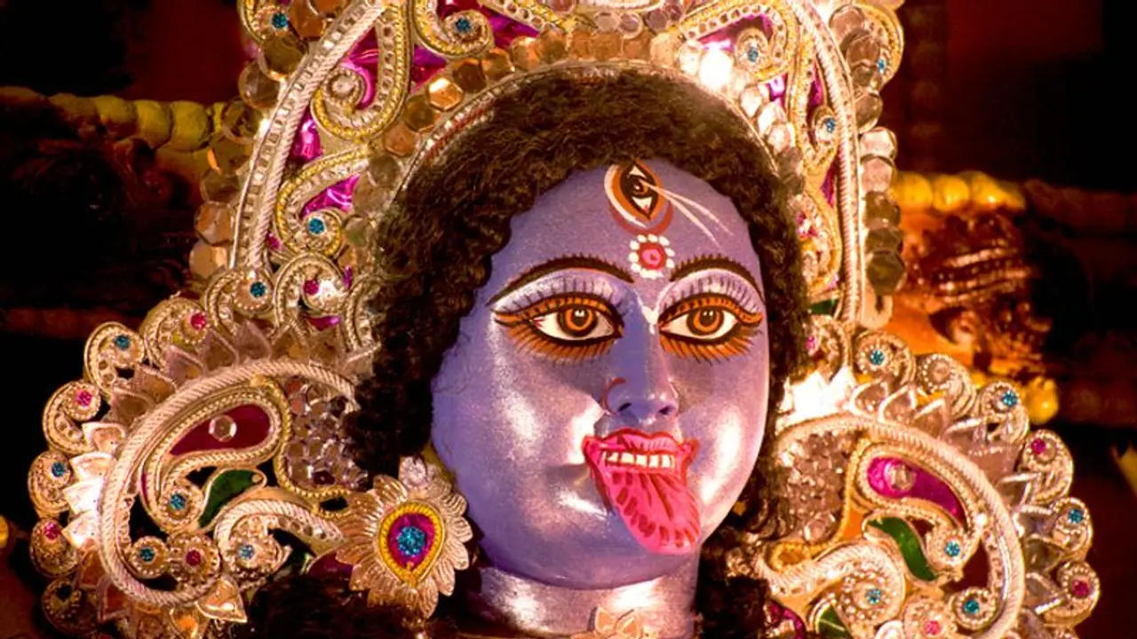 কালী মূর্তির পায়ের কাছে রাখা কাটা মুণ্ডু, নরবলি কি না জানতে শুরু তদন্ত