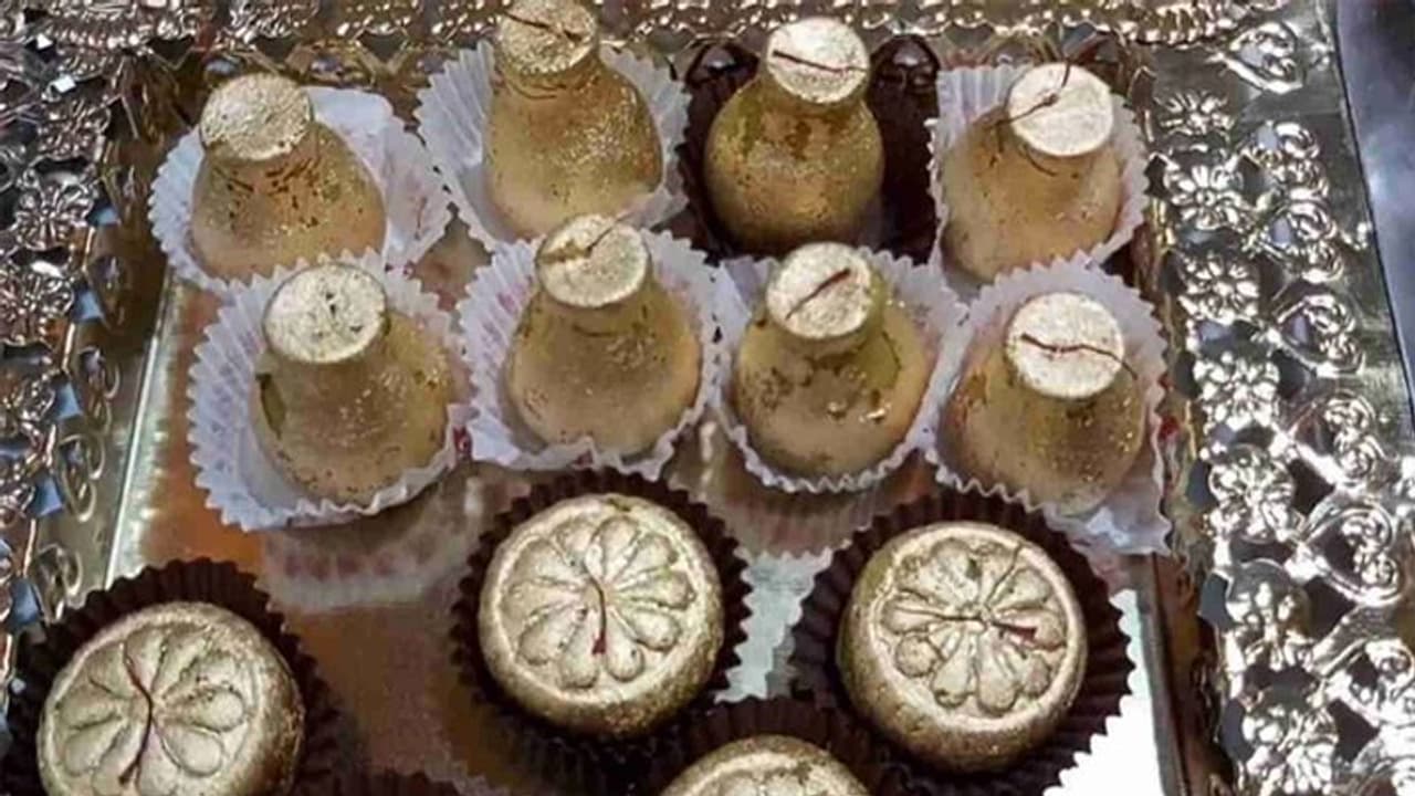 Diwali 2021: क्या आपने सुना है 30 हजार रु. किलो की मिठाई के बारे में... ताज नगरी आगरा में लगी खरीदारों की लाइन Diwali 2021: क्या आपने सुना है 30 हजार रु. किलो की मिठाई के बारे में... ताज नगरी आगरा में लगी खरीदारों की लाइन