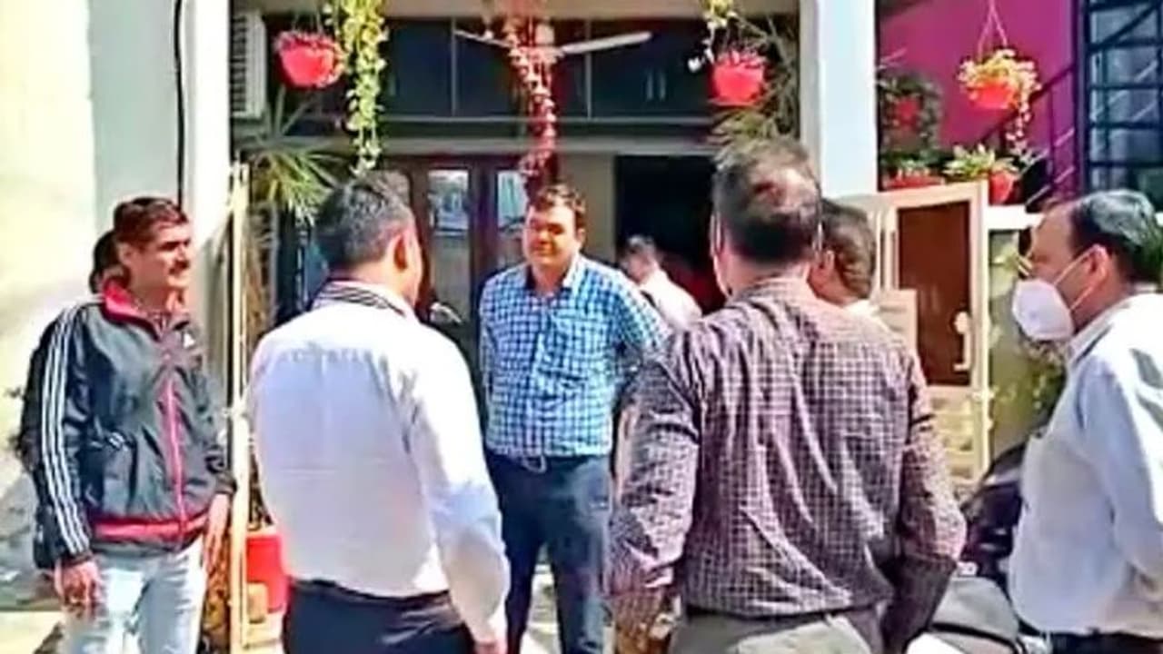 करोड़ों का मालिक निकला एक कांस्टेबल, कारों का काफिला और बंगले देख अफसरों के भी उड़े होश