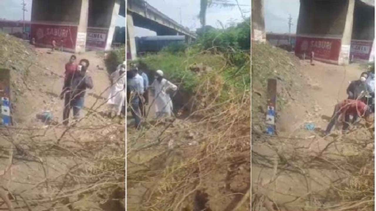 విజయవాడ ఫోర్ మెన్ బంగ్లా వద్ద ఉద్రిక్తత (వీడియో) విజయవాడ ఫోర్ మెన్ బంగ్లా వద్ద ఉద్రిక్తత (వీడియో)