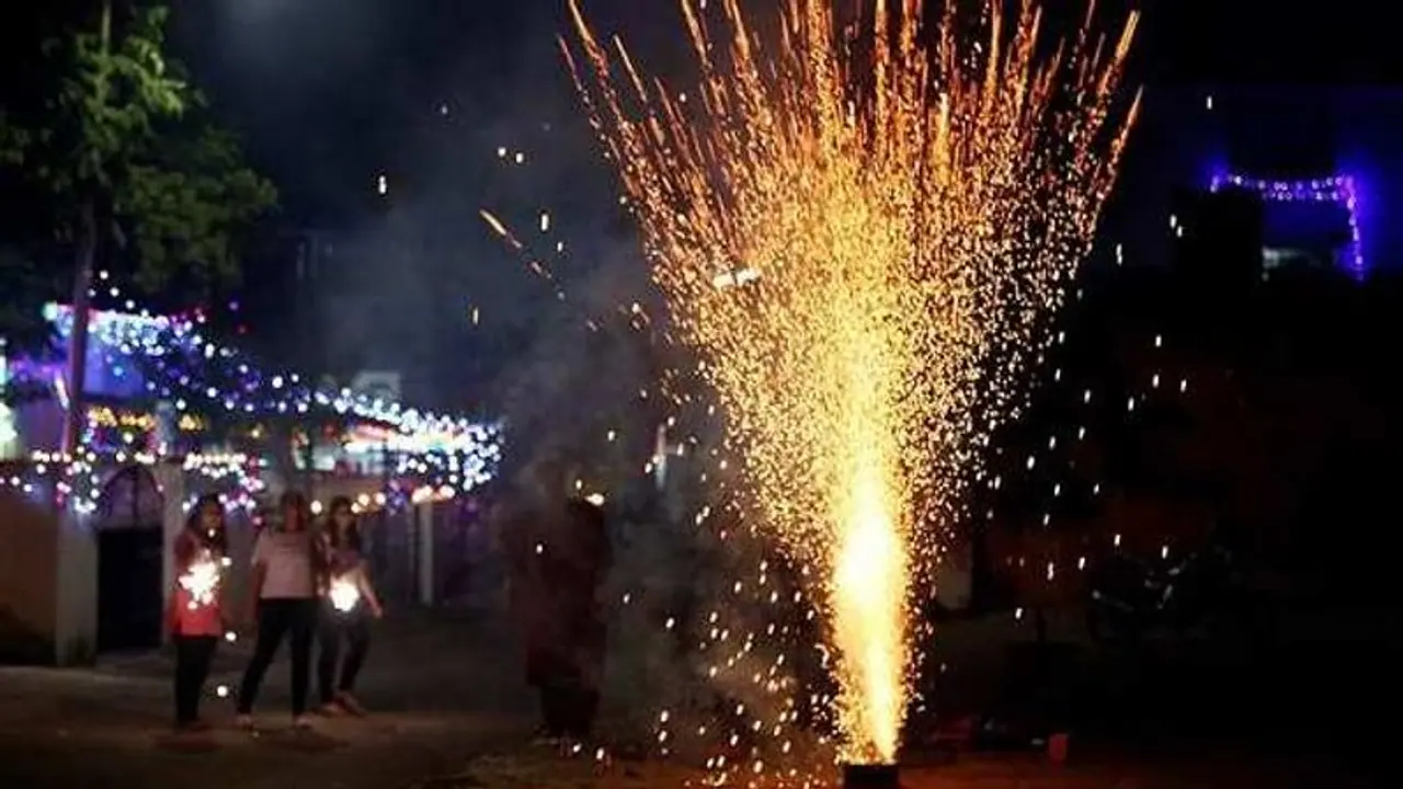 తమిళనాడు పుదుచ్చేరి సరిహద్దులో విషాదం: బాణసంచా పేలి తండ్రీ, కొడుకు సజీవ దహనం