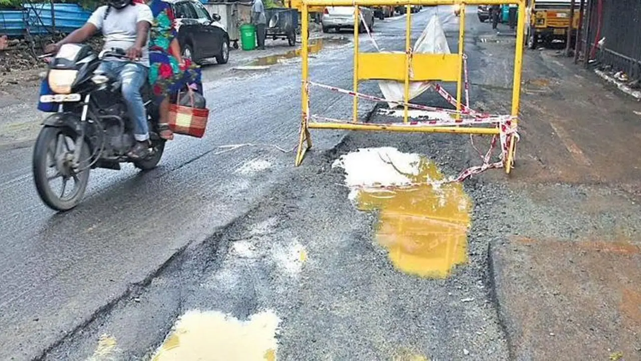 Murshidabad Fraud: সংস্কারের নামে সরকারি টাকা তছরুপ মুর্শিদাবাদে Murshidabad Fraud: সংস্কারের নামে সরকারি টাকা তছরুপ মুর্শিদাবাদে