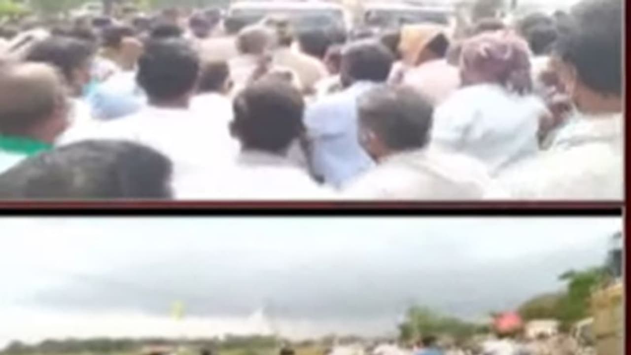 విజయనగరం : బొబ్బిలి షుగర్ ఫ్యాక్టరీ వద్ద రైతుల ఆందోళన, అడ్డుకున్న పోలీసులు.. ఉద్రిక్తత