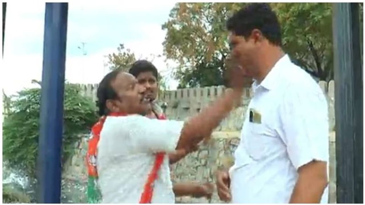 போலீஸ்காரரை பளாரென கன்னத்தில் அறைந்த பாஜக தலைவர்... மன்னிப்பு கேட்க மாட்டேன் எனத் தெனாவெட்டு..!