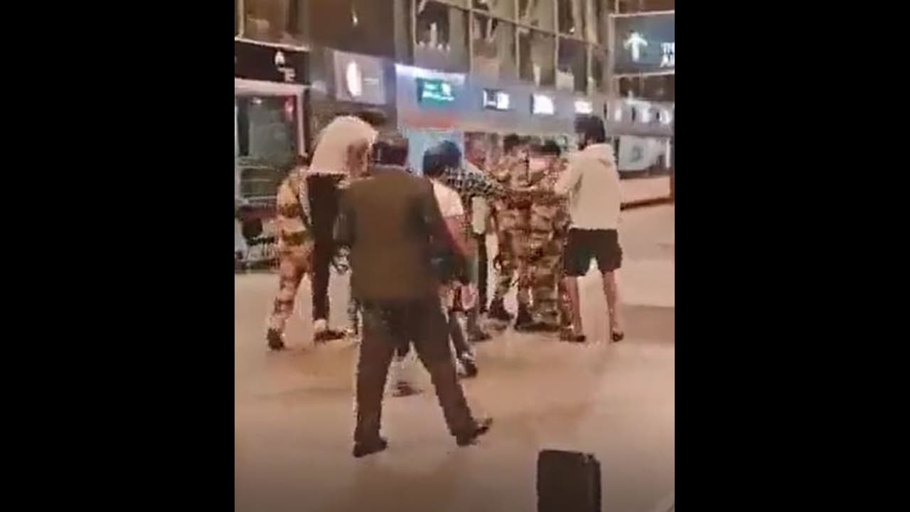 அவரை யாரும் எட்டி உதைக்கல.? அதெல்லாம் பொய்.. பெங்களூரு போலீஸ் விளக்கம்.. வாய் திறப்பாரா விஜய் சேதுபதி.? அவரை யாரும் எட்டி உதைக்கல.? அதெல்லாம் பொய்.. பெங்களூரு போலீஸ் விளக்கம்.. வாய் திறப்பாரா விஜய் சேதுபதி.?