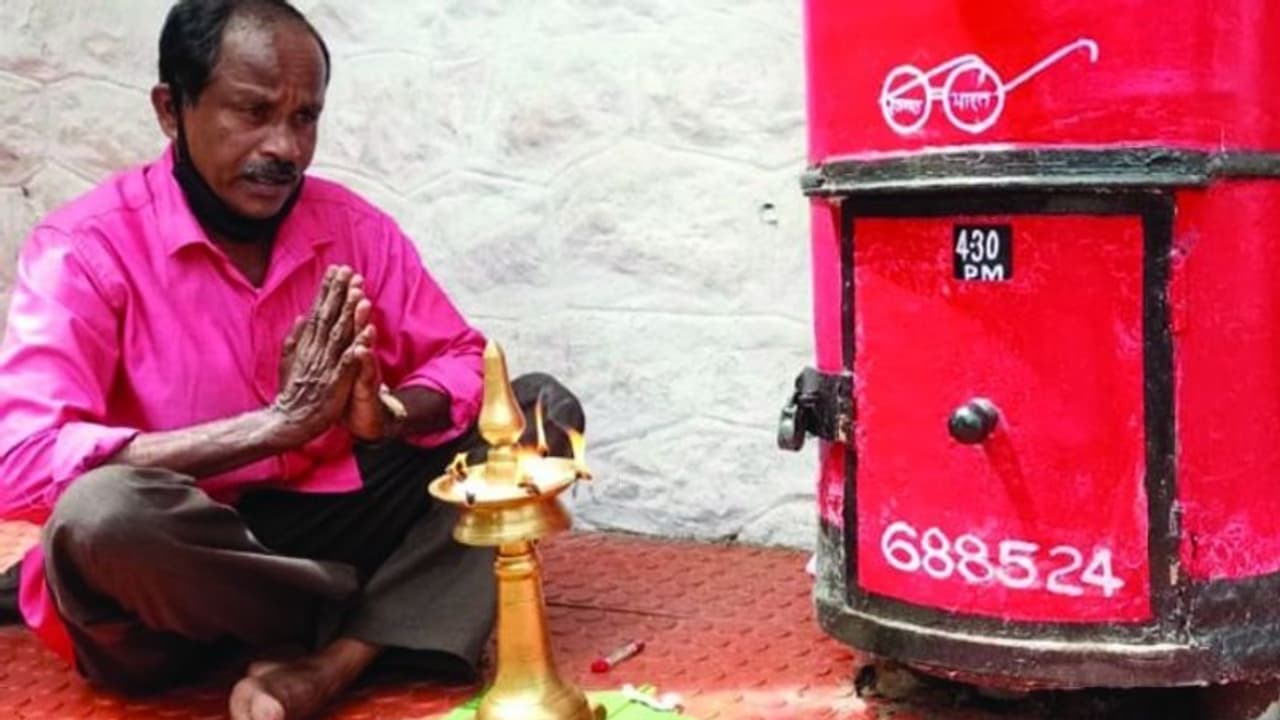 Fuel Price Hike |'എണ്ണയൊഴിക്കാതെ കരിന്തിരി കൊളുത്തി'; ഇന്ധനവില വർധനവിനെതിരെ ഒറ്റയാൾ പ്രതിഷേധം Fuel Price Hike |'എണ്ണയൊഴിക്കാതെ കരിന്തിരി കൊളുത്തി'; ഇന്ധനവില വർധനവിനെതിരെ ഒറ്റയാൾ പ്രതിഷേധം