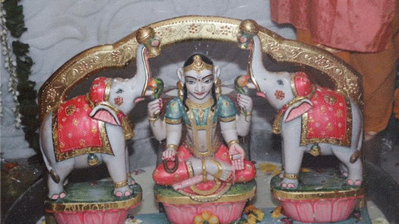 Diwali 2021: यहां 156 साल पुराना मां लक्ष्मी का मंदिर, दिवाली पर पूरी होती मनोकामना..कुवांरों की हो जाती शादी Diwali 2021: यहां 156 साल पुराना मां लक्ष्मी का मंदिर, दिवाली पर पूरी होती मनोकामना..कुवांरों की हो जाती शादी