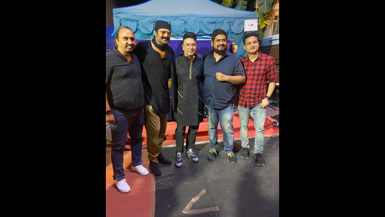 `ఆదిపురుష్` నుంచి మైండ్ బ్లోయింగ్ న్యూస్ లీక్.. నిజమైతే ప్రభాస్ ఫ్యాన్స్ కి పండగే `ఆదిపురుష్` నుంచి మైండ్ బ్లోయింగ్ న్యూస్ లీక్.. నిజమైతే ప్రభాస్ ఫ్యాన్స్ కి పండగే