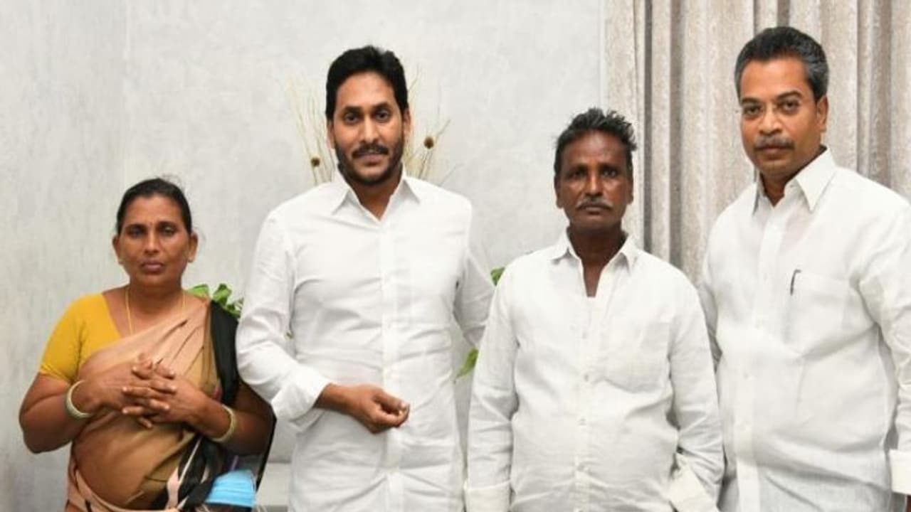 ప్రేమోన్మాది దాడిలో మరణించిన యువతి కుటుంబాన్ని ఆదుకున్న సీఎం జగన్‌.. రూ. 10 లక్షల ఆర్థిక సాయం