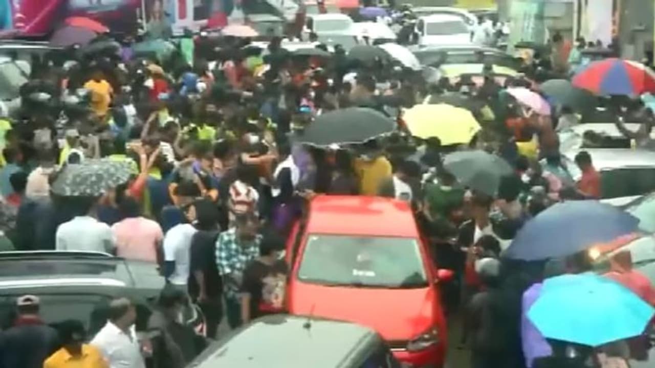 தெய்வத்தை பார்க்க வந்தோம்.. கொட்டும் மழையில் குத்தாட்டம் போட்ட ரஜினி வெறியர்கள்.. தெய்வத்தை பார்க்க வந்தோம்.. கொட்டும் மழையில் குத்தாட்டம் போட்ட ரஜினி வெறியர்கள்..