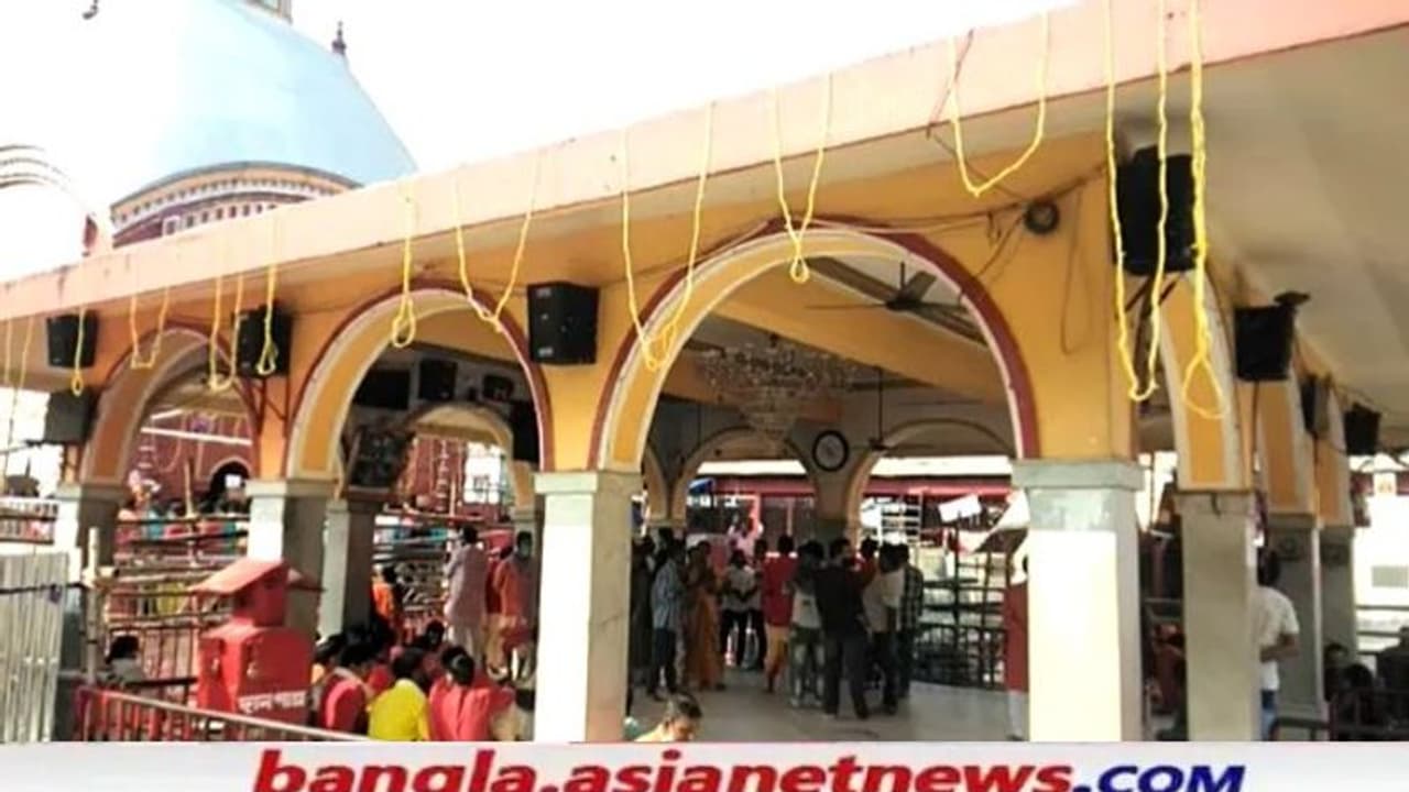 Kali Puja 2021 কুয়াশামাখা ভোরেই করানো হল স্নান, মা তারা পুজিত হলেন কালী রূপেই তারাপীঠে Kali Puja 2021 কুয়াশামাখা ভোরেই করানো হল স্নান, মা তারা পুজিত হলেন কালী রূপেই তারাপীঠে
